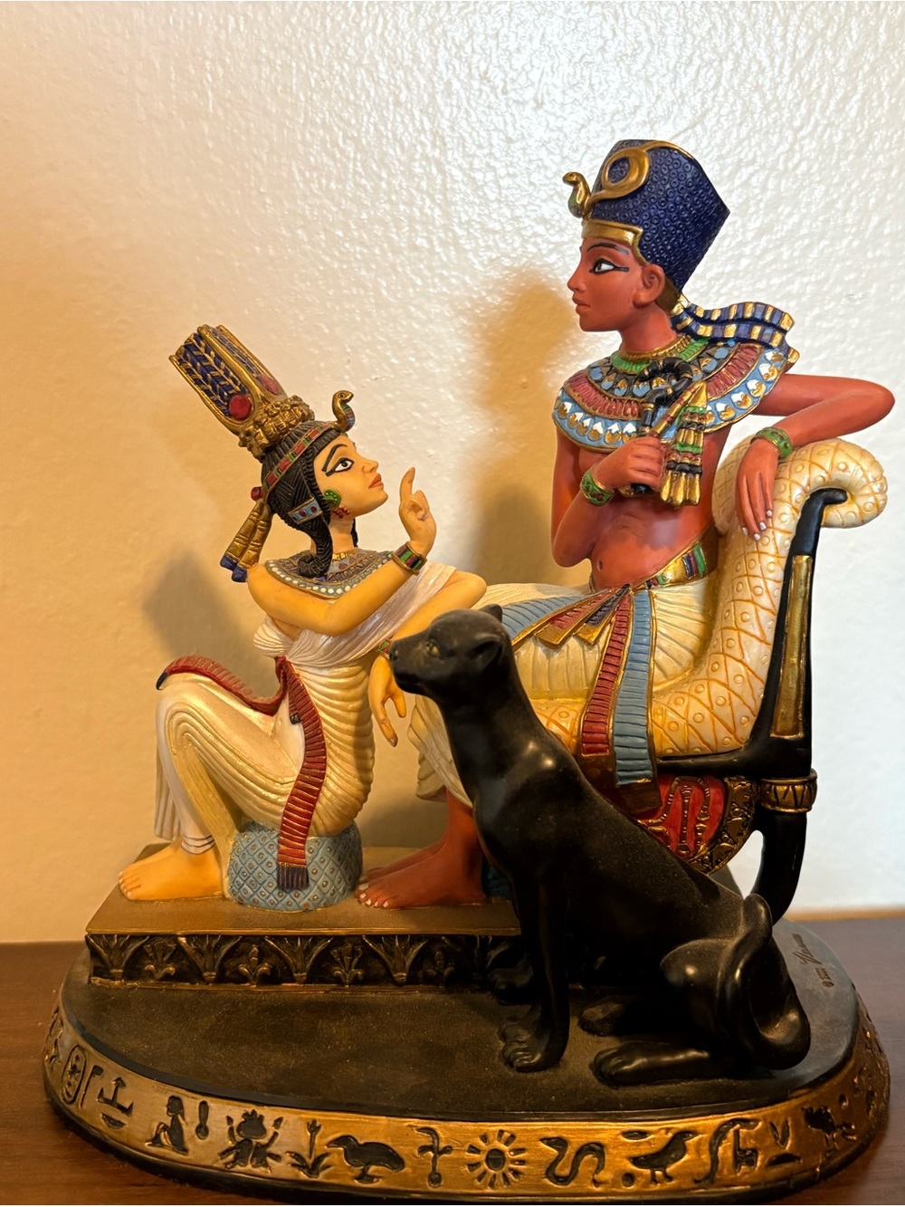 Resin King Tut and Queen Ankhesenamun Figurine
